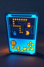 Pochette lumineuse 3D Pac-Man et fantômes, éclairage LED bleu pour décoration originale et jeux rétro.
