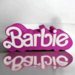 "Lettre Barbie en impression 3D lumineuse rose et blanche, décoration colorée, lampe LED personnalisée, création artistique fabriquée par Infinity 3D Print.".