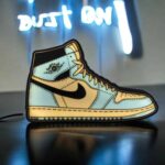Étiquette alt : Lampe LED 3D en forme de sneaker Jordan, éclairage lumineux, création originale, décoration intérieure moderne.