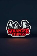 Lampe LED Stranger Things avec silhouettes de voleurs à vélo illuminées, créant une décoration lumineuse originale pour fans de la série.