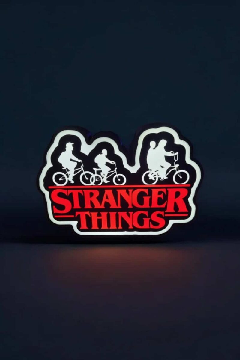 Lampe LED Stranger Things avec silhouettes de voleurs à vélo illuminées, créant une décoration lumineuse originale pour fans de la série.