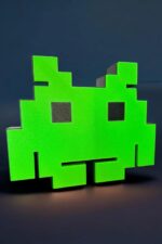 Lampe 3D LED Neon Vert en forme de créature pixelisée, idéale pour une décoration lumineuse originale et moderne. Parfaite pour illuminer votre espace avec style.