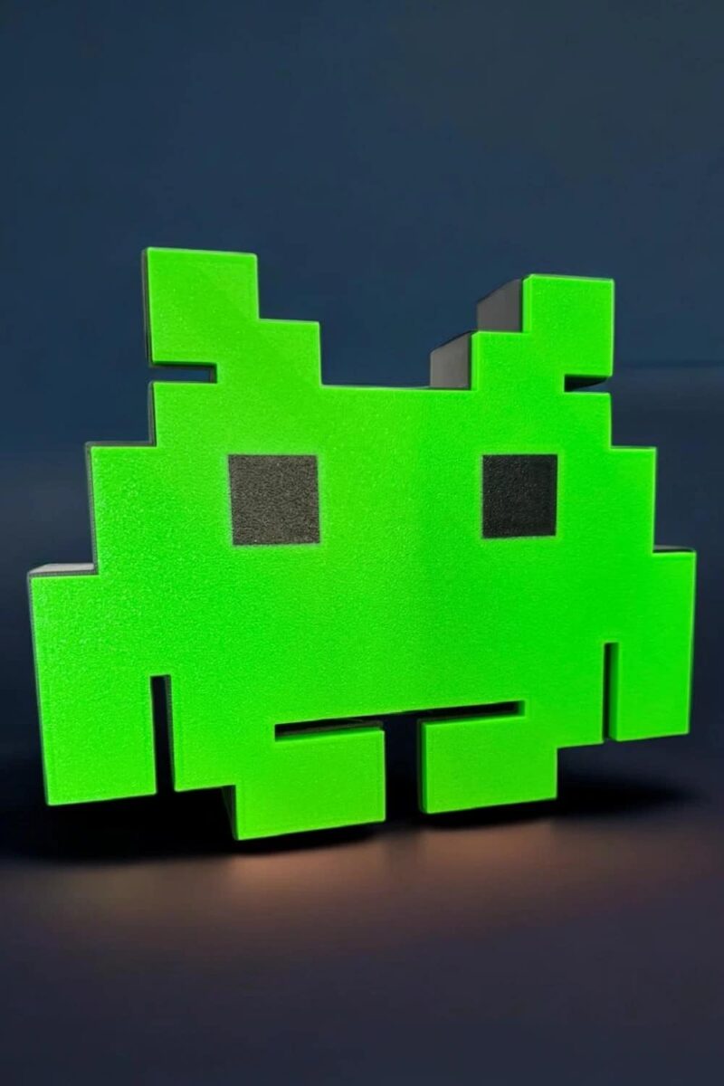 1748104002.jpeg Lampe 3D LED Neon Vert en forme de créature pixelisée, idéale pour une décoration lumineuse originale et moderne. Parfaite pour illuminer votre espace avec style.