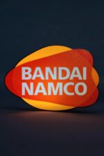 Logo lumineux Bandai Namco en impression 3D, éclairé dans l'obscurité, réalisé avec technologie d'impression 3D pour des créations lumineuses et innovantes.