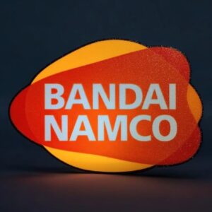 Logo lumineux Bandai Namco en impression 3D, éclairé dans l'obscurité, réalisé avec technologie d'impression 3D pour des créations lumineuses et innovantes.