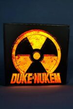 Radiation symbole 3D LED lampe lumineuse avec texte Duken Nukem, création lumineuse originale, design industriel, parfait pour décoration intérieure ou collection de souvenirs geek.