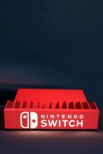 Nintendo Switch boîte lumineuse 3D LED, création décorative et originale pour fans de jeux vidéo, illuminée en rouge, design moderne et attrayant pour une ambiance gaming unique.