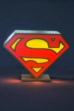 Superman logo lumineux 3D avec éclairage LED, créant une ambiance moderne et design, idéal pour décorer une pièce ou comme cadeau personnalisé. Fabriqué par Infinity 3D Print, spécialiste des créations lumineuses 3D.