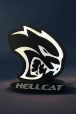 Étoile LED 3D avec logo Hellcat, création lumineuse en impression 3D, éclairage LED blanc, design unique, idéale pour décoration ou cadeau, fabriquée par Infinity 3D Print.