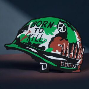Panneau lumineux en forme de casque avec message "BORN TO KILL" et design coloré, éclairé pour une décoration moderne ou une pièce design.