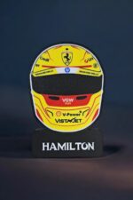 LED lampes 3D personnalisées avec design de casque de pilote de course, éclairage lumineux pour décoration intérieure, fabriquées par Infinity 3D Print.