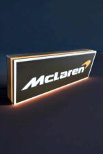 McLaren logo en éclairage LED 3D, création lumineuse unique pour collection ou décoration intérieure moderne. Illumination élégante avec LED intégrées, accentuant le logo avec une lumière douce et raffinée.