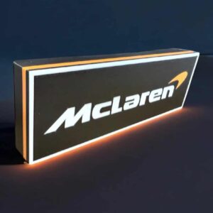 McLaren logo en éclairage LED 3D, création lumineuse unique pour collection ou décoration intérieure moderne. Illumination élégante avec LED intégrées, accentuant le logo avec une lumière douce et raffinée.