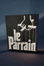 Lampe LED 3D avec texte "Je Parain" et illustration d'une main suspendue, création lumineuse unique, idéale pour décoration personnalisée ou cadeau original, fabriquée par Infinity 3D Print.