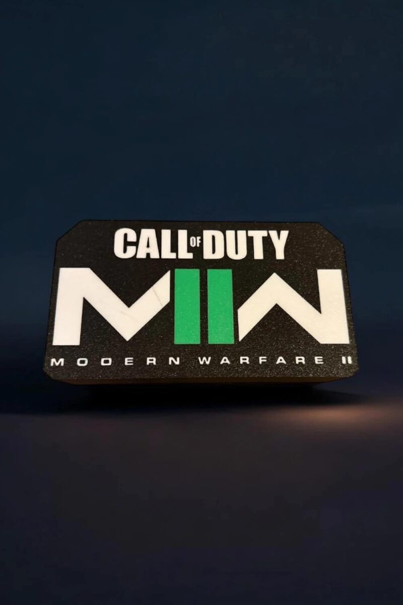 Étiquette LED 3D Call of Duty Modern Warfare II, création lumineuse imprimée en 3D, design personnalisé avec logo, idéale pour décoration gaming ou collection gaming.