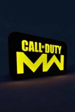Call of duty logo en lumière LED jaune sur un panneau lumineux dark mode.