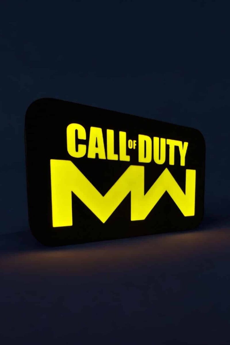 1748606495.jpeg Call of duty logo en lumière LED jaune sur un panneau lumineux dark mode.