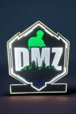 DZM logo lumineux LED avec silhouette de personne et skyline, créée par Infinity 3D Print, éclairage artistique pour décoration intérieure et fans de gaming.