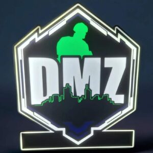 DZM logo lumineux LED avec silhouette de personne et skyline, créée par Infinity 3D Print, éclairage artistique pour décoration intérieure et fans de gaming.
