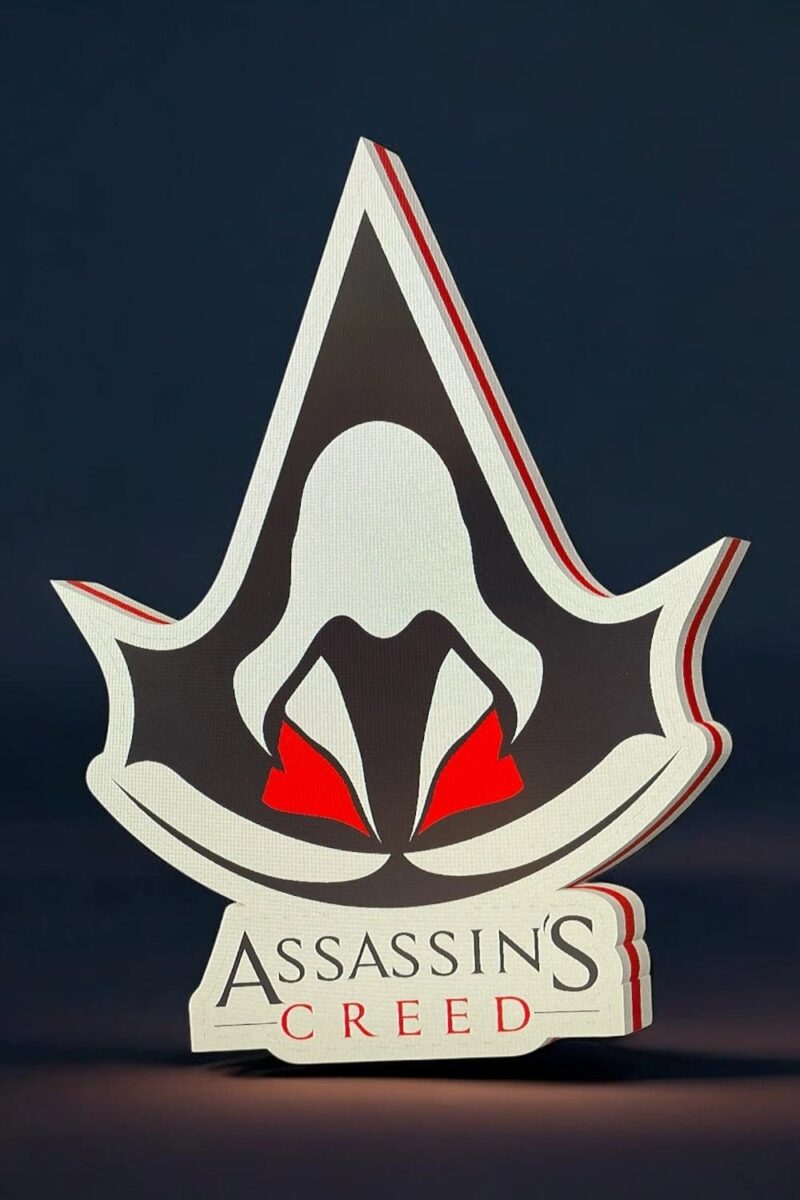 1748614315.jpeg 3. Logo Assassin's Creed en impression 3D avec design lumineux, parfait pour décorer une chambre ou un bureau avec une touche de gaming et d'élégance.