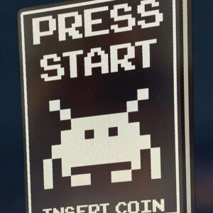 Pixel art panneau d'arcade rétro en 3D imprimé en PLA blanc et noir avec un alien pixelisé et le texte "Press Start" et "Insert Coin", création lumineuse LED pour décoration gaming ou collection geek.