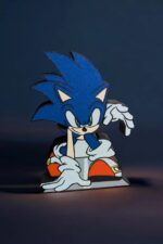 Sonic le hérisson lumineux 3D, lampe LED colorée, création artistique équipée pour décoration intérieure moderne. Parfait pour fans de Sonic et amateurs d'objets design originaux.
