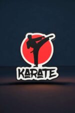Sticker lumineux de karaté en 3D avec silhouette en action sur fond rouge et noir. Idéal pour décoration LED, création lumineuse personnalisée et passionnés d'arts martiaux.
