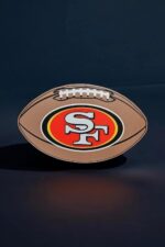 San Francisco 49ers football logo en 3D imprimé, création lumineuse LED, design personnalisé, décoration sportive originale.