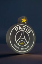 Inspiration d'une lampe LED 3D représentant le logo du Paris Saint-Germain avec une touche de lumière créative et moderne.