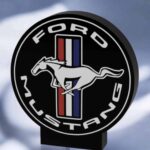 Écusson lumineux 3D Ford Mustang avec logo en LED, création personnalisée pour décoration ou collection automobile, fabriqué en impression 3D pour un effet élégant et moderne.