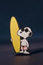 Snoopy avec une planche de surf jaune, lampe LED 3D lumineuse, décoration originale, en plastique 3D personnalisée, idée cadeau fun et lumineuse.