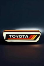 Toit lumineux LED avec logo Toyota, design rétro et éclairage éblouissant, création personnalisée en impression 3D, parfaite pour la décoration ou la signalisation.