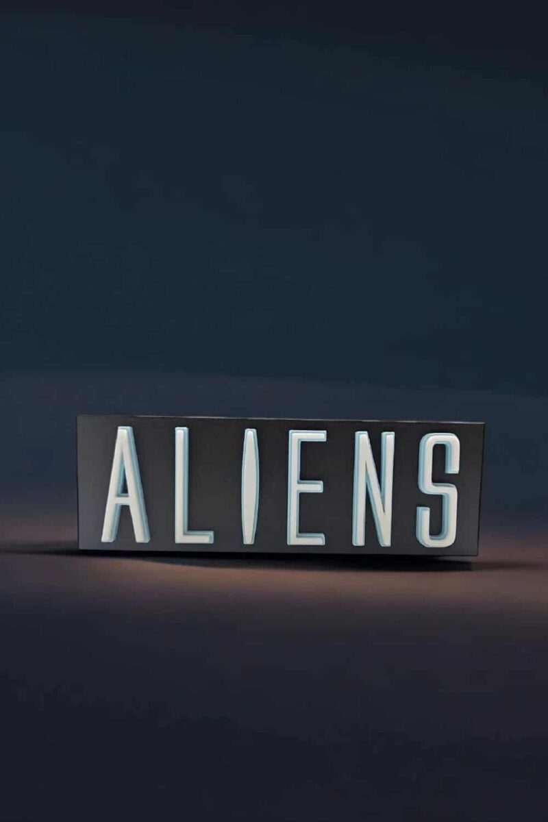 Illumination LED personnalisée avec le mot "ALIENS" en lettres lumineuses 3D, idéale pour décoration et ambiance futuriste.