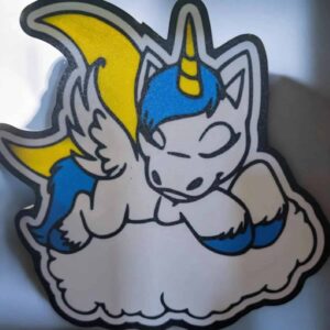 Un patch lumineux 3D en forme de licorne avec couleurs vives jaunes, bleues et blanches, idéal pour la décoration ou l'accessoire personnalisé, fabriqué par Infinity 3D Print.