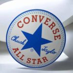 Sticker Converse All Star imprimé en 3D avec logo emblématique en bleu, rouge et blanc, création lumineuse LED. Parfait pour ajouter une touche originale à votre décoration ou avec un éclairage LED tendance.