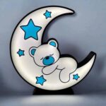 Lampe de chevet lumineuse en forme de lune et ours en 3D, décoration enfant personnalisée illuminée, idéale pour une chambre bébé ou enfant, création lumineuse moderne.