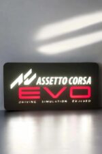 Signalétique lumineuse LED pour les jeux vidéo Assetto Corsa Evo, création 3D lumineuse originale avec éclairage LED personnalisable pour décoration gaming.