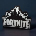 Bannière lumineuse 3D Fortnite avec silhouette de paysage et logo, conçue en impression 3D pour décoration et ambiance gaming.
