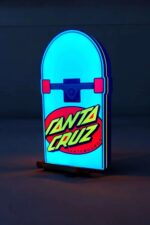 LED panneau lumineux skateboard Santa Cruz avec logo coloré, éclairage vif et design moderne, parfait pour décoration intérieure ou événement.