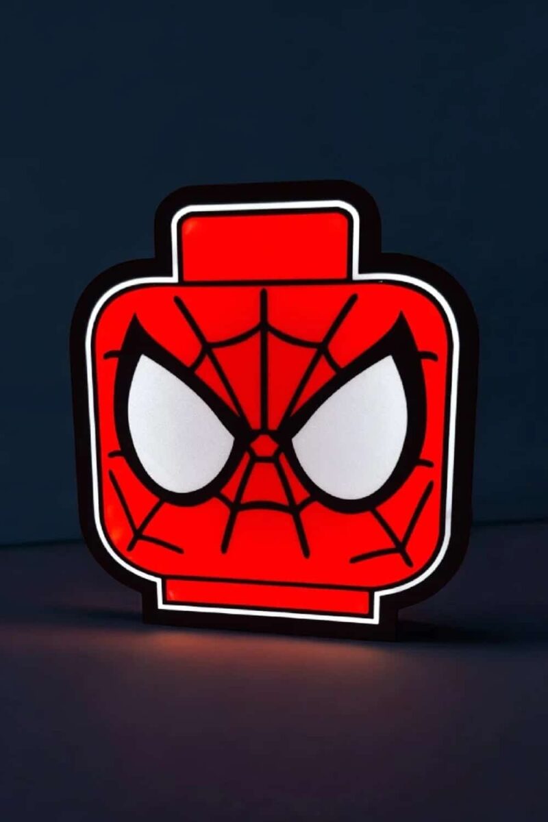 Lampe LED en forme de masque de Spiderman, illuminée en rouge et blanc, idéale pour la décoration lumineuse et la chambre d’enfant, créée par Infinity 3D Print.