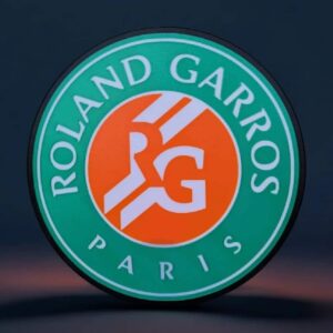 Lampe LED logo Roland Garros en 3D, création lumineuse pour supporters de tennis, design personnalisé, illumination colorée, décoration moderne et originalité pour fans de sport.