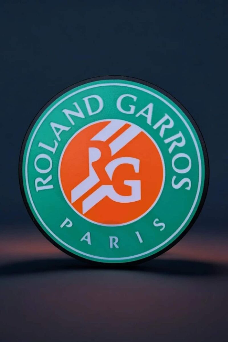Lampe LED logo Roland Garros en 3D, création lumineuse pour supporters de tennis, design personnalisé, illumination colorée, décoration moderne et originalité pour fans de sport.