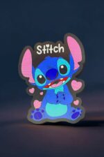 Stitch lumineux en 3D avec couleurs vives et design adorable, parfait comme décoration LED douce et originale pour chambre ou bureau.