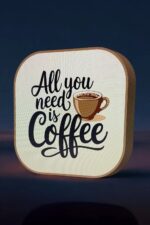 Lampe LED en forme de panneau avec citation "All you need is coffee" et illustration d'une tasse de café, création lumineuse 3D pour décoration intérieure.