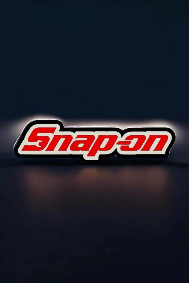 Snapon logo en LED lumineux, création 3D customisée, éclairage moderne, design professionnel pour décoration ou auto.