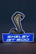 Neon LED en forme de logo Shelby GT 500 avec éclairage bleu et blanc sur fond sombre, création lumineuse 3D.
