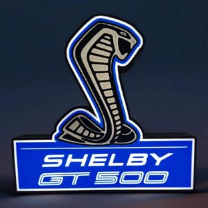 Neon LED en forme de logo Shelby GT 500 avec éclairage bleu et blanc sur fond sombre, création lumineuse 3D.