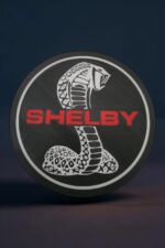 Rond en résine 3D avec logo Shelby et tête de serpent en écailles, éclairée LED, creation lumineuse unique, décoration auto ou collection.