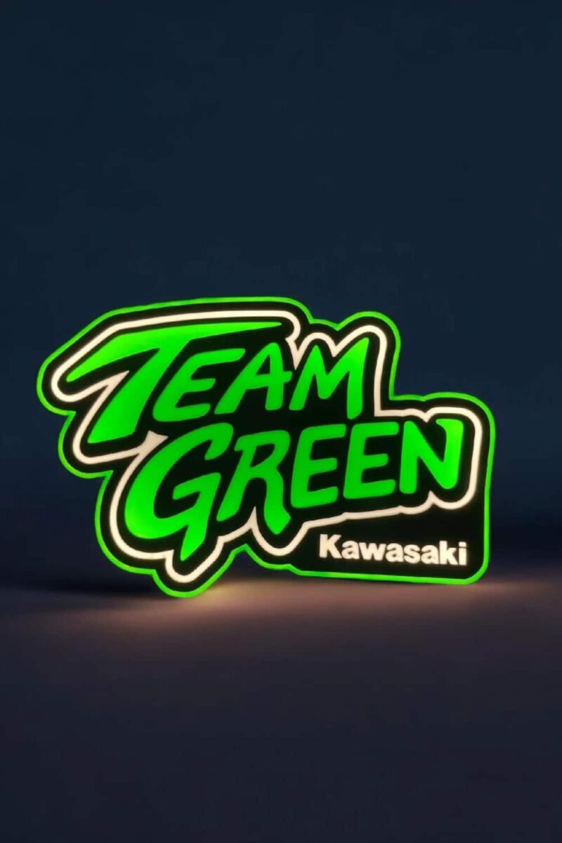 Diffuseur lumineux en 3D avec logo "Team Green Kawasaki" LED verte, parfait pour décoration ou stand d'exposition, production artisanale innovante par Infinity 3D Print.