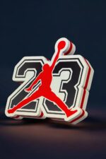 Jordan 23 logo en 3D avec éclairage LED, création lumineuse imprimée en 3D, décor moderne et sportif, idéal pour collectionneurs et fans de basketball.